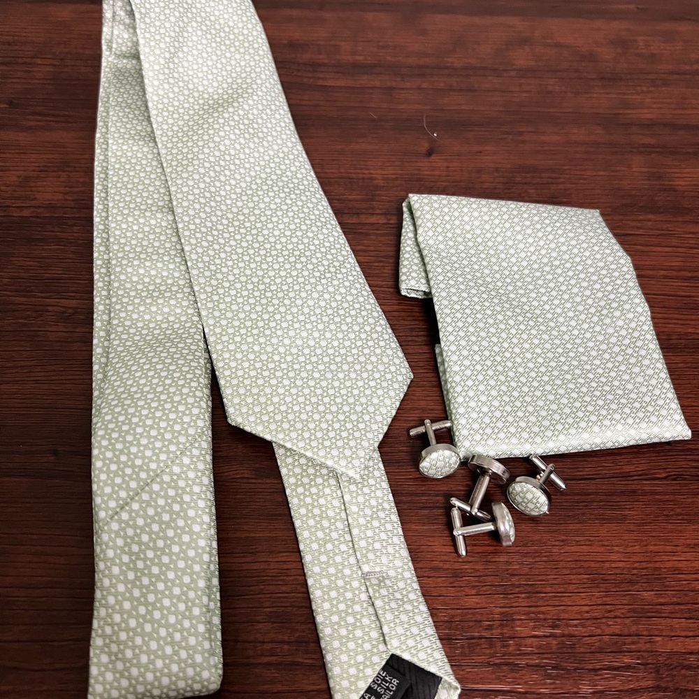 Elegant Green Tie Set with Cufflinks
